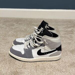 Jordan 1 mid se cement grey size 9 in men’s